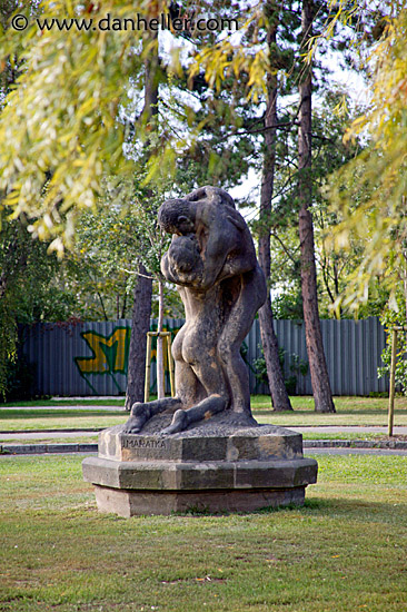 lovers-statue.jpg