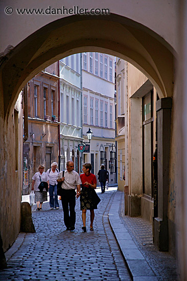 couple-arch-walk.jpg