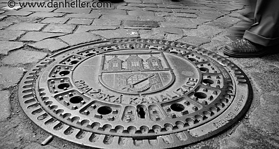 prague-manhole-3.jpg