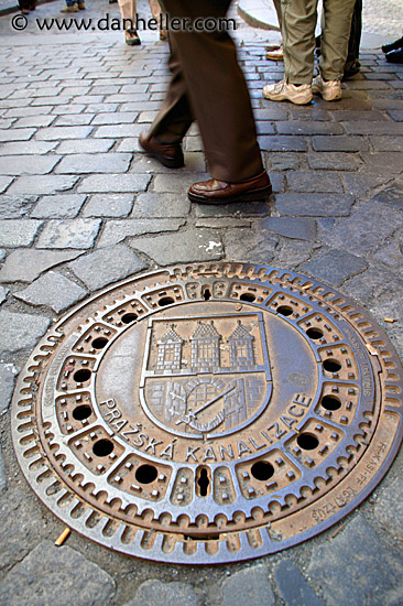 prague-manhole-4.jpg