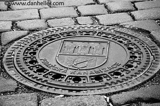 prague-manhole-5.jpg