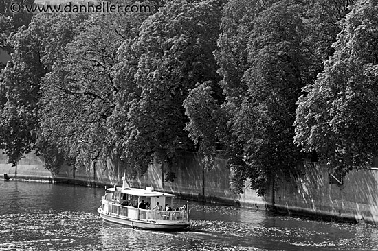 vltava-cruising-2-bw.jpg