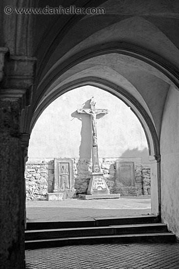 arch-n-cross-bw.jpg