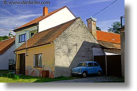 images/Europe/CzechRepublic/Valtice/blue-car-ylo-house.jpg