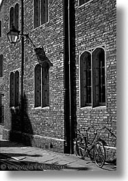images/Europe/England/Cambridge/Streets/alley-1-bw.jpg