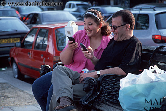 cellphone-couple.jpg