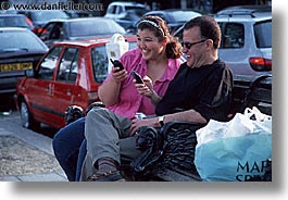 images/Europe/England/London/People/cellphone-couple.jpg