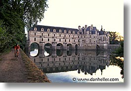 images/Europe/France/LoireValley/Castles/bridge-biker01.jpg