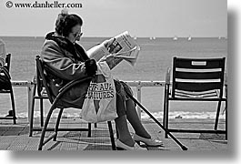 images/Europe/France/Nice/old-woman-n-newspaper.jpg