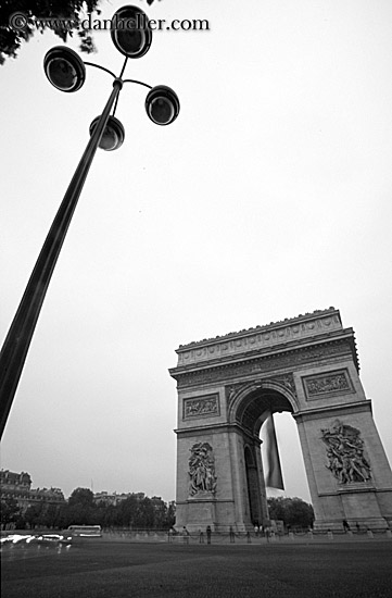 arc_de_triomphe-n-lamp_post-2-bw.jpg