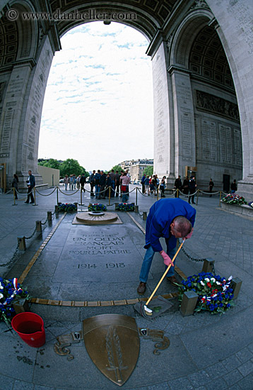 arc_de_triomphe-n-man-mopping.jpg