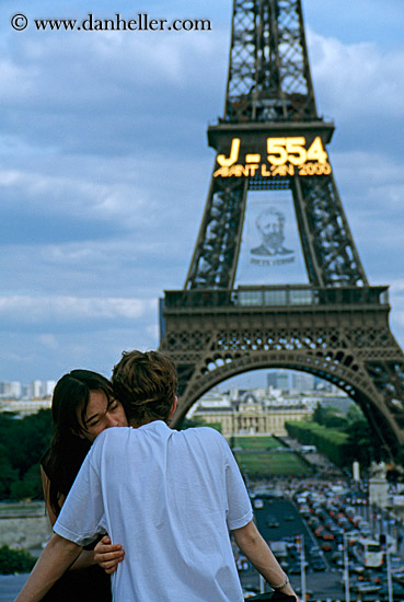 couple-by-eiffel_tower.jpg