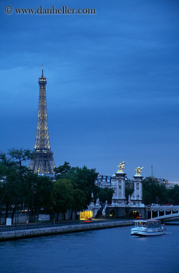 eiffel-tower-n-nite-boat-3.jpg