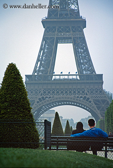 eiffel_tower-n-couple-on-bench.jpg