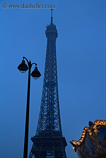 lamp_post-n-eiffel_tower-dusk.jpg