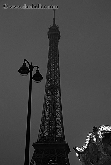 lamp_post-n-eiffel_tower-dusk-bw.jpg