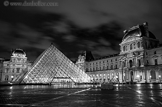 louvre-at-night-03-bw.jpg