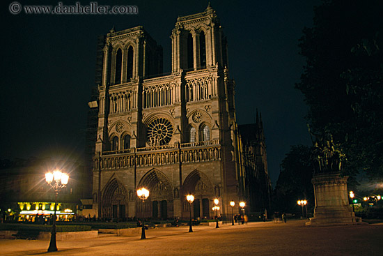 notre_dame-at-night-3.jpg