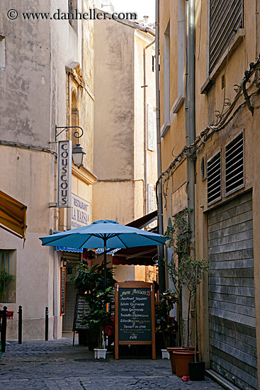 blue-eumbrella-cafe.jpg