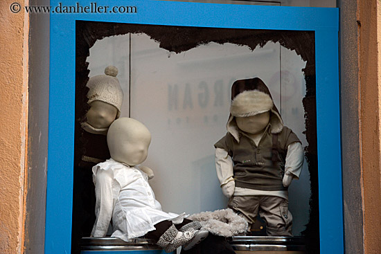 child-mannequins-in-window-1.jpg