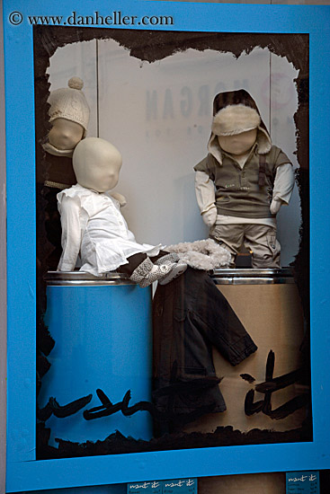 child-mannequins-in-window-2.jpg