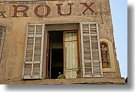 images/Europe/France/Provence/Aix/Windows/window-n-madonna-statue.jpg