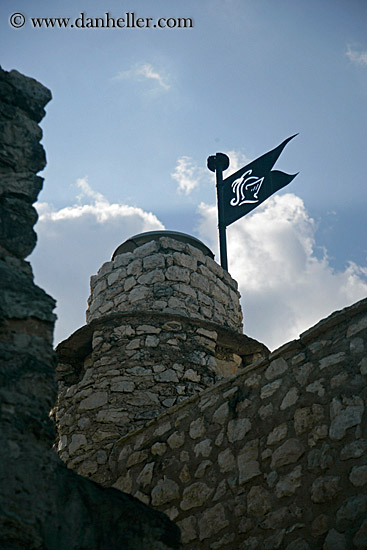castle-n-flag-3.jpg