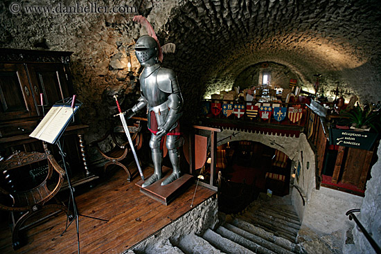 suit-of-armor-n-restaurant-3.jpg