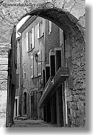images/Europe/France/Provence/Fayence/arch-n-narrow-street-bw.jpg