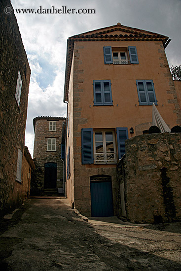 bldg-narrow-street.jpg