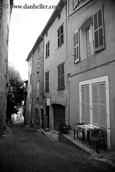 narrow-street-bw.jpg