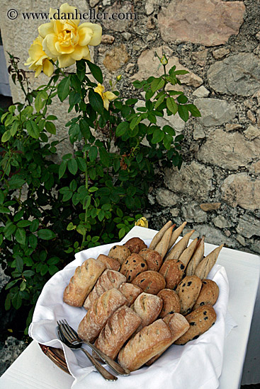 bread-n-yellow-roses.jpg