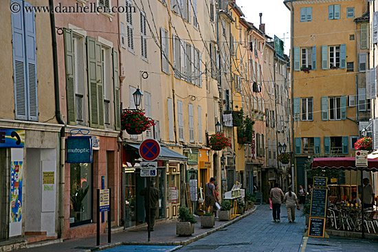 tourists-on-narrow-street-1.jpg