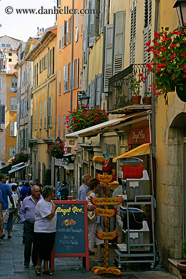 tourists-on-narrow-street-3.jpg
