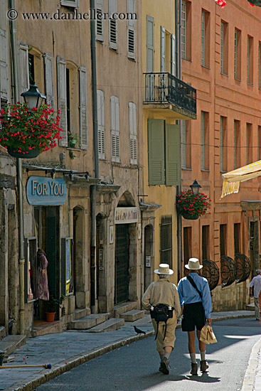 tourists-on-narrow-street-4.jpg