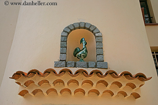 ceramic-rooster-in-arch-1.jpg