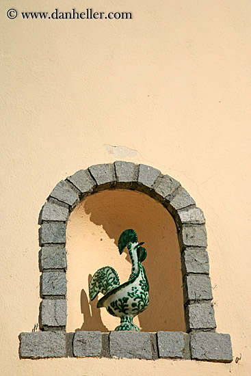 ceramic-rooster-in-arch-2.jpg