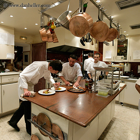 cooks-busy-in-kitchen-02.jpg