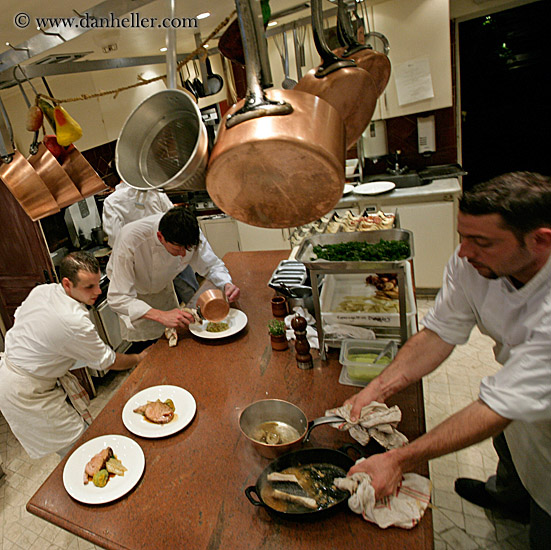 cooks-busy-in-kitchen-03.jpg