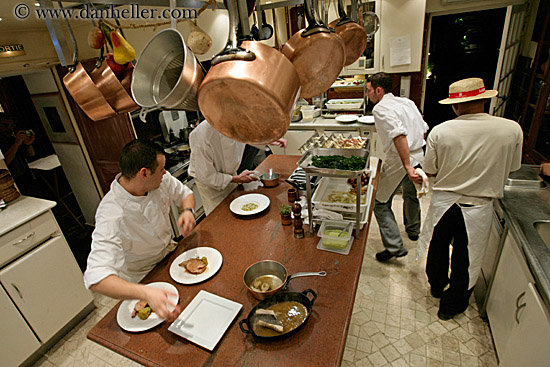 cooks-busy-in-kitchen-06.jpg