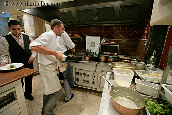 cooks-busy-in-kitchen-08.jpg