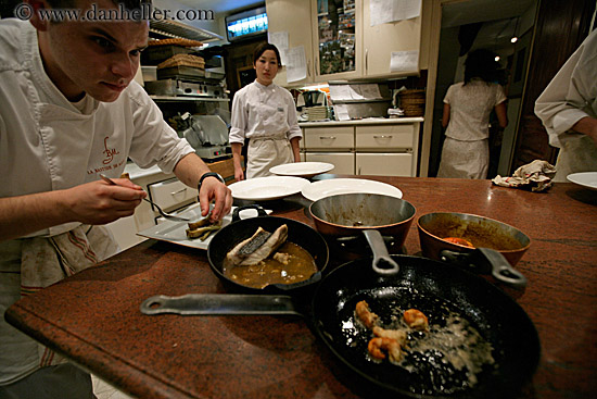 cooks-busy-in-kitchen-09.jpg
