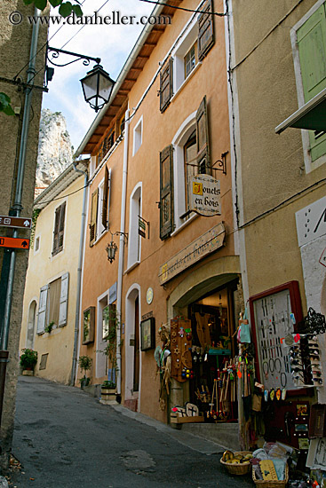 gift-store-narrow-street.jpg