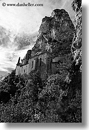 images/Europe/France/Provence/Moustiers-StMarie/NotreDameDeBeauvoir/monestary-in-cliff-2-bw.jpg