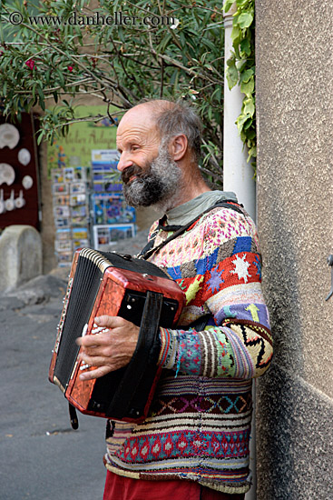 accordion-player-2.jpg