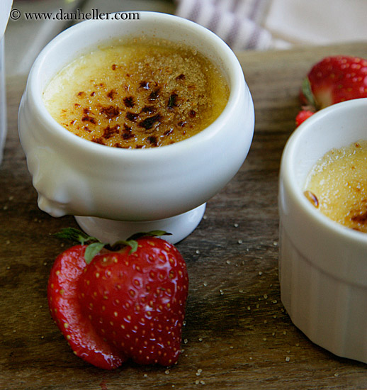 creme_brulet-n-strawberries-1.jpg