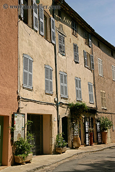 old-bldgs-n-shuttered-windows.jpg