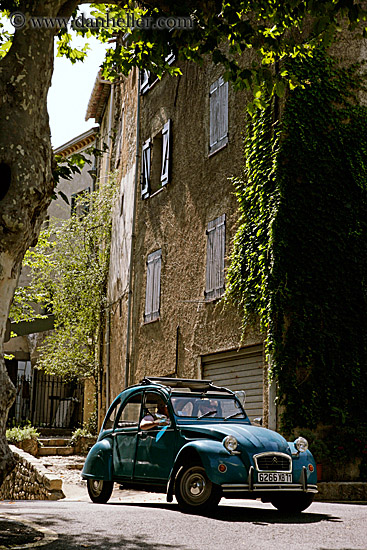 old-blue-car-n-ivy-covered-bldg-2.jpg