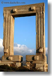 images/Europe/Greece/Naxos/TempleOfApollo/arch-n-moon.jpg