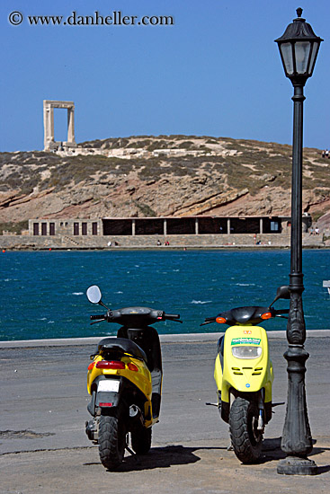 yellow-motorcycles-n-lamp_post-n-arch.jpg